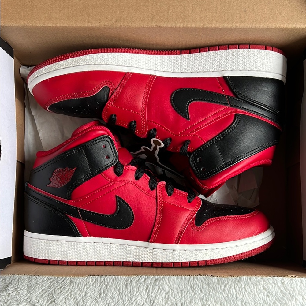 AIR JORDAN 1 MID RED AND BLACK